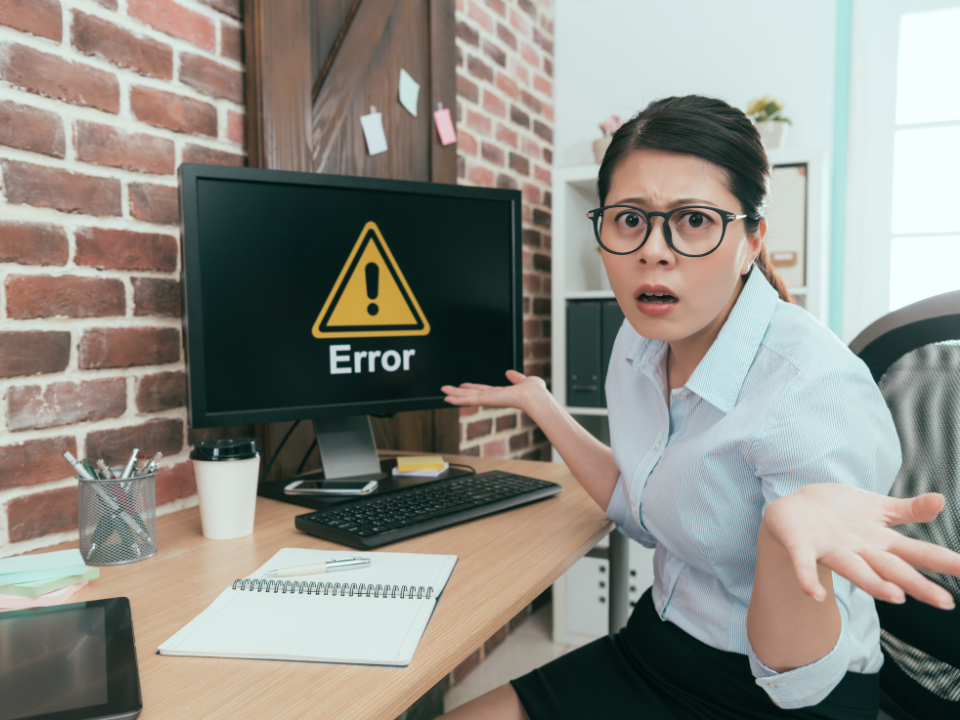 ## O Guia Completo da NCM: Entenda a Classificação Fiscal de Mercadorias e Evite Problemas com o Fisco

**Índice:**

1.  Introdução: A Importância da NCM
2.  O que é a NCM e como ela funciona?
3.  Estrutura da NCM: Desvendando os Códigos
4.  Como determinar a NCM correta para seu produto?
5.  Impacto da NCM nos Tributos: Impostos, Taxas e Benefícios Fiscais
6.  Erros Comuns na Classificação Fiscal e suas Consequências
7.  Dicas Essenciais para Evitar Problemas com o Fisco
8.  MasterUP: Sua Solução para a Classificação Fiscal de Mercadorias
9.  Conclusão

**Introdução:**

Em um mundo globalizado, onde as transações comerciais cruzam fronteiras a todo momento, a correta classificação fiscal de mercadorias é crucial para o sucesso de qualquer negócio.  A  Nomenclatura Comum do Mercosul (NCM)  desempenha um papel fundamental nesse processo, impactando diretamente nos tributos, logística e conformidade legal das empresas.

Neste guia completo, vamos mergulhar no universo da NCM, desvendando seus códigos, regras e aplicações. Você vai entender como essa classificação impacta seu negócio e aprenderá dicas valiosas para evitar problemas com o fisco.

**O que é a NCM e como ela funciona?**

A NCM é um sistema padronizado de classificação de mercadorias, adotado pelos países do Mercosul.  Ela se baseia no Sistema Harmonizado (SH) da Organização Mundial das Alfândegas (OMA), que visa uniformizar a identificação de produtos em todo o mundo.

Cada produto é classificado por um código numérico de 8 dígitos, que representa sua categoria, subcategoria e especificações.  Essa classificação determina os impostos incidentes sobre a mercadoria, como Imposto de Importação (II), Imposto sobre Produtos Industrializados (IPI), Imposto sobre Circulação de Mercadorias e Serviços (ICMS), entre outros.

**Estrutura da NCM: Desvendando os Códigos:**

Os 8 dígitos da NCM são organizados em capítulos, posições, subposições e itens.

  * **Capítulos (2 dígitos):**  Representam as categorias mais amplas de produtos, como animais vivos, produtos do reino vegetal, produtos minerais, etc.
  * **Posições (4 dígitos):**  Subdividem os capítulos em grupos mais específicos, como carnes, frutas, combustíveis minerais, etc.
  * **Subposições (6 dígitos):**  Especificam ainda mais as posições, como carne bovina, frutas cítricas, óleos brutos de petróleo, etc.
  * **Itens (8 dígitos):**  Classificam os produtos de forma detalhada, como carne bovina congelada, laranjas frescas, óleo bruto de petróleo leve, etc.

**Como determinar a NCM correta para seu produto?**

Determinar a NCM correta pode ser um desafio, especialmente para produtos complexos. É fundamental analisar as características do produto, como composição, função,  processo de fabricação e aplicação.

A Receita Federal disponibiliza a Tabela de NCM [URL inválido removido] completa em seu site, com descrições detalhadas de cada código.  Além disso, você pode consultar Notas Explicativas e outros recursos para auxiliar na classificação.

**Impacto da NCM nos Tributos:**

A NCM impacta diretamente nos tributos incidentes sobre as mercadorias.  Cada código possui alíquotas específicas para cada imposto, além de possíveis benefícios fiscais, como isenções e reduções.

Uma classificação incorreta pode levar ao pagamento de impostos a maior ou a menor, gerando multas, penalidades e até mesmo problemas legais.

**Erros Comuns na Classificação Fiscal e suas Consequências:**

  * **Falta de conhecimento da legislação:**  A complexidade da legislação tributária pode levar a erros na classificação.
  * **Interpretação equivocada das descrições:**  As descrições da NCM podem ser complexas e exigem atenção na interpretação.
  * **Classificação por similaridade:**  Classificar um produto com base em outro similar pode levar a erros, pois cada produto possui características específicas.
  * **Desatualização da tabela NCM:**  A tabela NCM é atualizada periodicamente, e é fundamental utilizar a versão mais recente.

**Dicas Essenciais para Evitar Problemas com o Fisco:**

  * **Consulte a tabela NCM completa e atualizada.**
  * **Analise as características do seu produto com atenção.**
  * **Utilize as Notas Explicativas e outros recursos da Receita Federal.**
  * **Busque auxílio de especialistas em classificação fiscal.**
  * **Mantenha-se atualizado sobre as mudanças na legislação.**
  * **Invista em um sistema de gestão que automatize a classificação fiscal.**

**MasterUP: Sua Solução para a Classificação Fiscal de Mercadorias:**

A MasterUP oferece uma solução completa para a classificação fiscal de mercadorias, que automatiza o processo, garante a precisão da classificação e evita problemas com o fisco.

Com a MasterUP, você terá:

  * **Classificação automática e precisa:**  Nosso sistema utiliza inteligência artificial para classificar seus produtos de forma rápida e eficiente.
  * **Atualização constante da base de dados:**  Garantimos que você esteja sempre utilizando a versão mais recente da NCM.
  * **Integração com seu sistema ERP:**  Simplifique sua gestão e evite erros de digitação.
  * **Suporte especializado:**  Nossa equipe de especialistas está pronta para te auxiliar em qualquer dúvida.

**Conclusão:**

A correta classificação fiscal de mercadorias é essencial para o sucesso do seu negócio.  Ao dominar a NCM e seguir as dicas deste guia, você estará preparado para evitar problemas com o fisco e garantir a conformidade legal da sua empresa.

A MasterUP te ajuda a simplificar esse processo, oferecendo uma solução completa e eficiente para a classificação fiscal.  Acesse nosso site ou entre em contato conosco para saber mais\!

**CTA:**

Quer saber mais sobre como a MasterUP pode ajudar sua empresa?  Acesse nosso site [URL inválido removido] ou [entre em contato conosco](https://www.google.com/url?sa=E&source=gmail&q=tel:+5511999999999) para uma demonstração gratuita\!

**Observações:**

  * Este texto foi criado com base nas informações fornecidas e em conhecimentos gerais sobre o tema.
  * Adapte o texto à sua persona e aos seus objetivos de marketing.
  * Inclua imagens e outros elementos visuais para tornar o conteúdo mais atraente.
  * Utilize ferramentas de SEO para otimizar o texto para os mecanismos de busca.
  * Monitore os resultados do seu post e faça ajustes conforme necessário.
